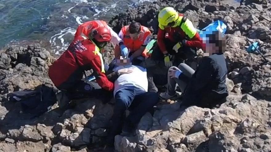 Bomberos de Ibiza rescatan a un hombre herido en una caída en la torre de la Sal Rossa