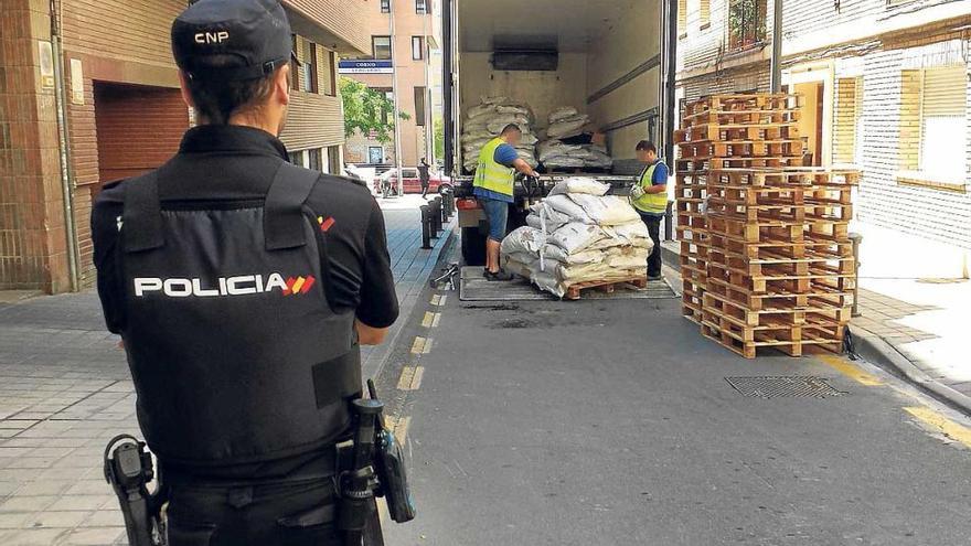 Un momento de las labores de carga del abono con coca ayer en la Comisaría Provincial.