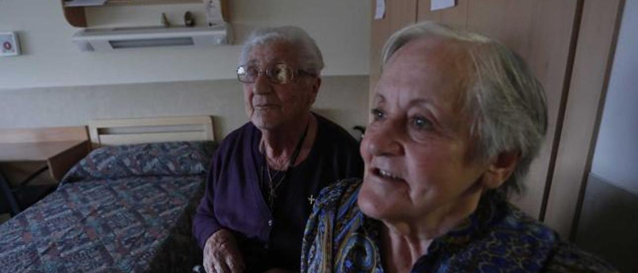 María Concepción Fernández y Manolita López, en la habitación que comparten en la residencia del Nodo.