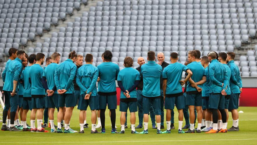 Zidane se dirige a su plantilla, en el entrenamiento en el Allianz Arena. // Michael Dalder