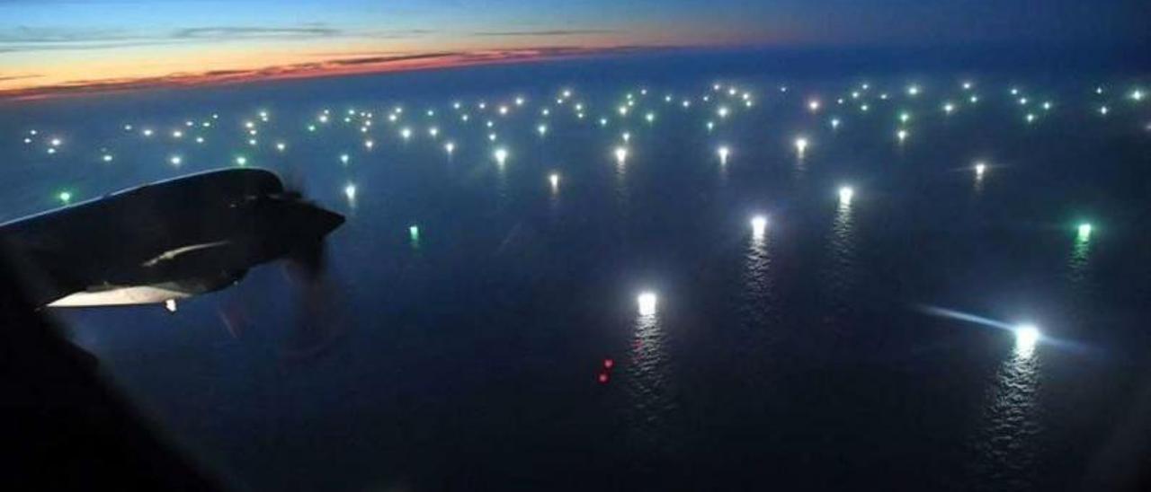 Imagen de decenas de barcos poteros chinos en la costa argentina.