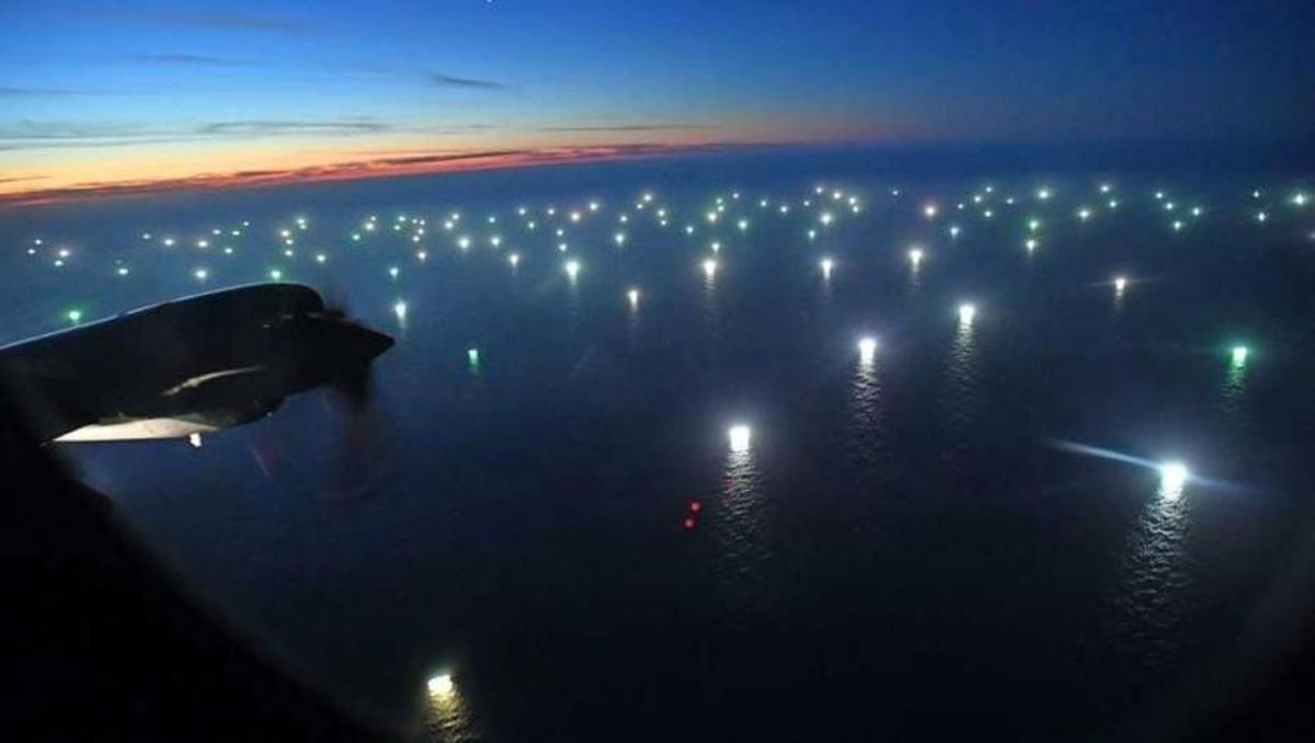 Un vergel de actividad irregular. Mientras en la actual campaña son 70 los poteros autorizados por Argentina para explotar este recurso, justo en el límite de sus aguas exclusivas hay más de 400 pesqueros activos, casi todos asiáticos. Es la llamada milla 201. | PREFECTURA NAVAL ARGENTINA