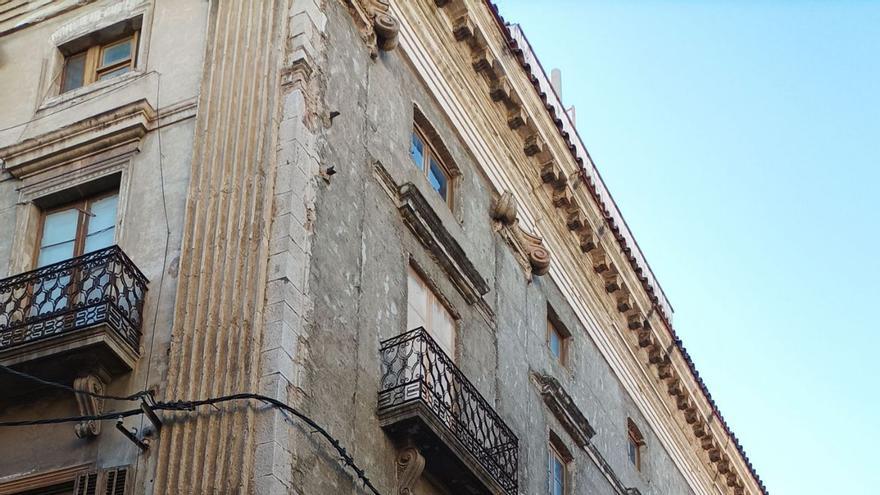Un quart de segle esperant la restitució de la façana de la casa Romaguera