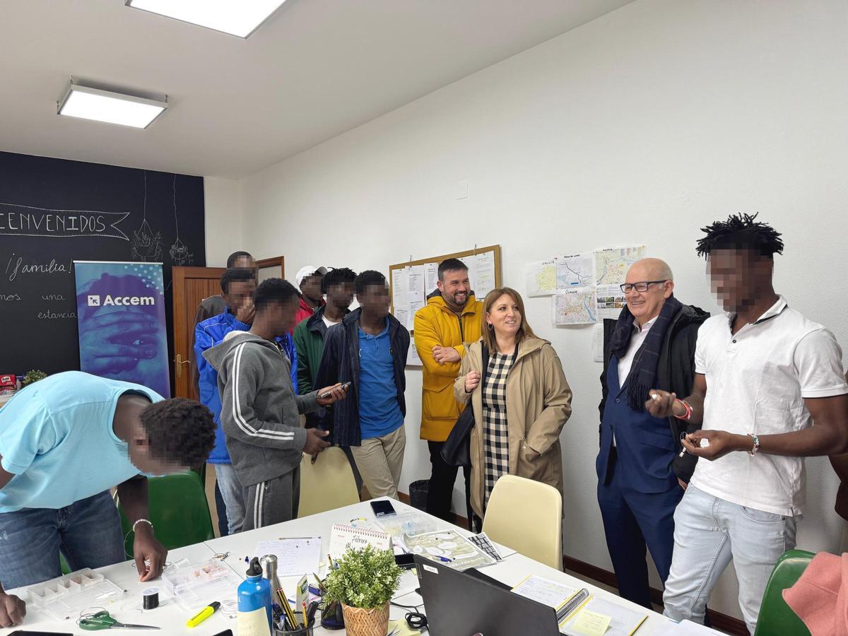 Refugiados de Mali acogidos en Allariz, durante una visita de la alcaldesa y el subdelegado del Gobierno.