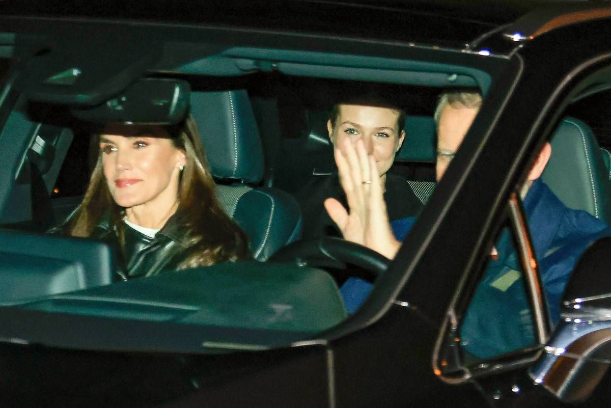 La reina Letizia con el rey Felipe y la princesa Leonor en su coche
