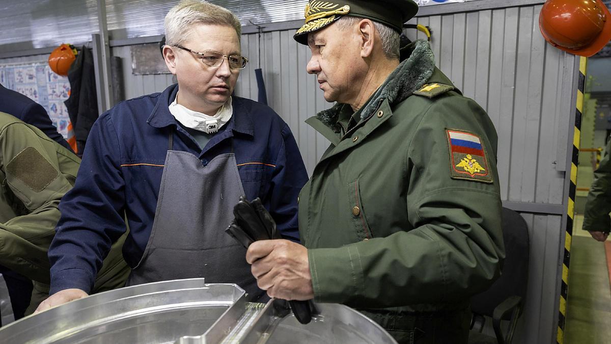 El ministro de Defensa ruso, Serguéi Shoigú, durante la visita a una fábrica armamentística en Ekaterimburgo.