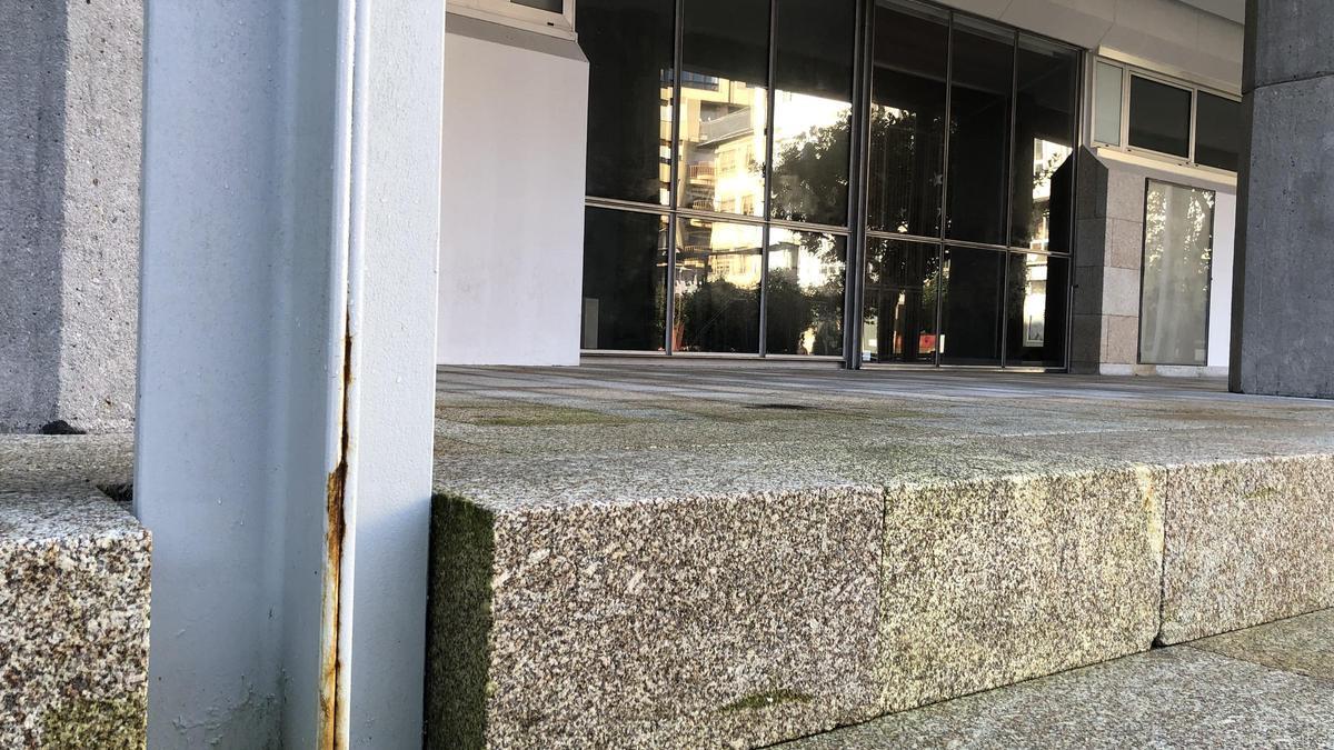 Algunos pilares del renovado consistorio presentan ya evidentes signos de corrosión.