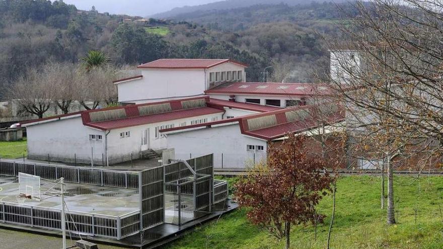 Educación acometerá obras para acabar con las humedades en el colegio de Cerdedo. // Bernabé / Javier Lalín