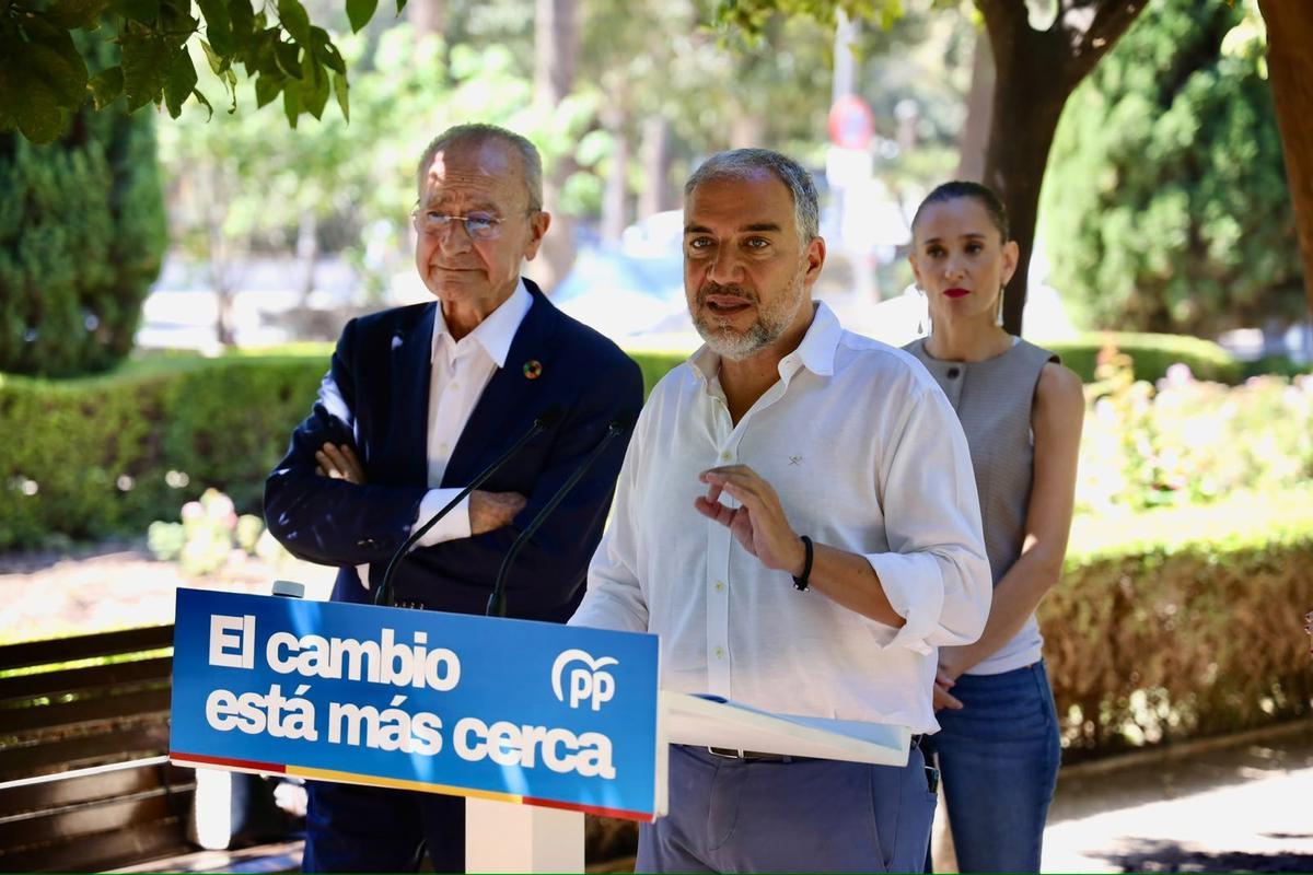 El vicesecretario de Política Autonómica, Municipal y Análisis Electoral del PP, Elías Bendodo, en una atención a los medios de comunicación en Málaga.