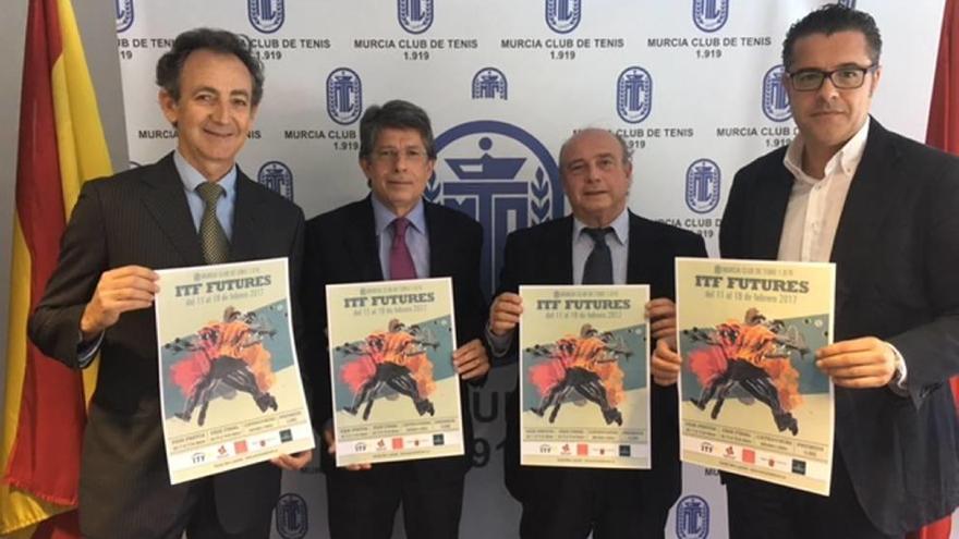 Miguel Asensio, Antonio Saura, José Alcolea y Gustavo Franco, con el cartel.