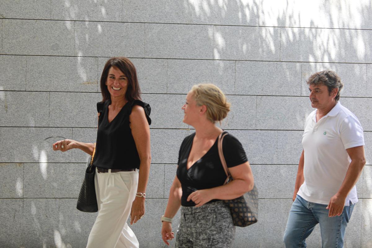 Ana Juan, Alejandra Ferrer y Bartomeu Escandell salen del juzgado.