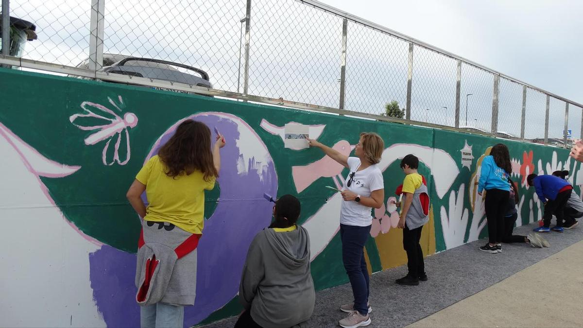 La concejala de Infancia y Adolescencia, Consue Campos, participa en la pintura mural del Bosque de la Infancia 2025