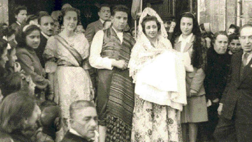 Celebración de un bautizo con trajes de valencianos en los años 50 del pasado siglo.