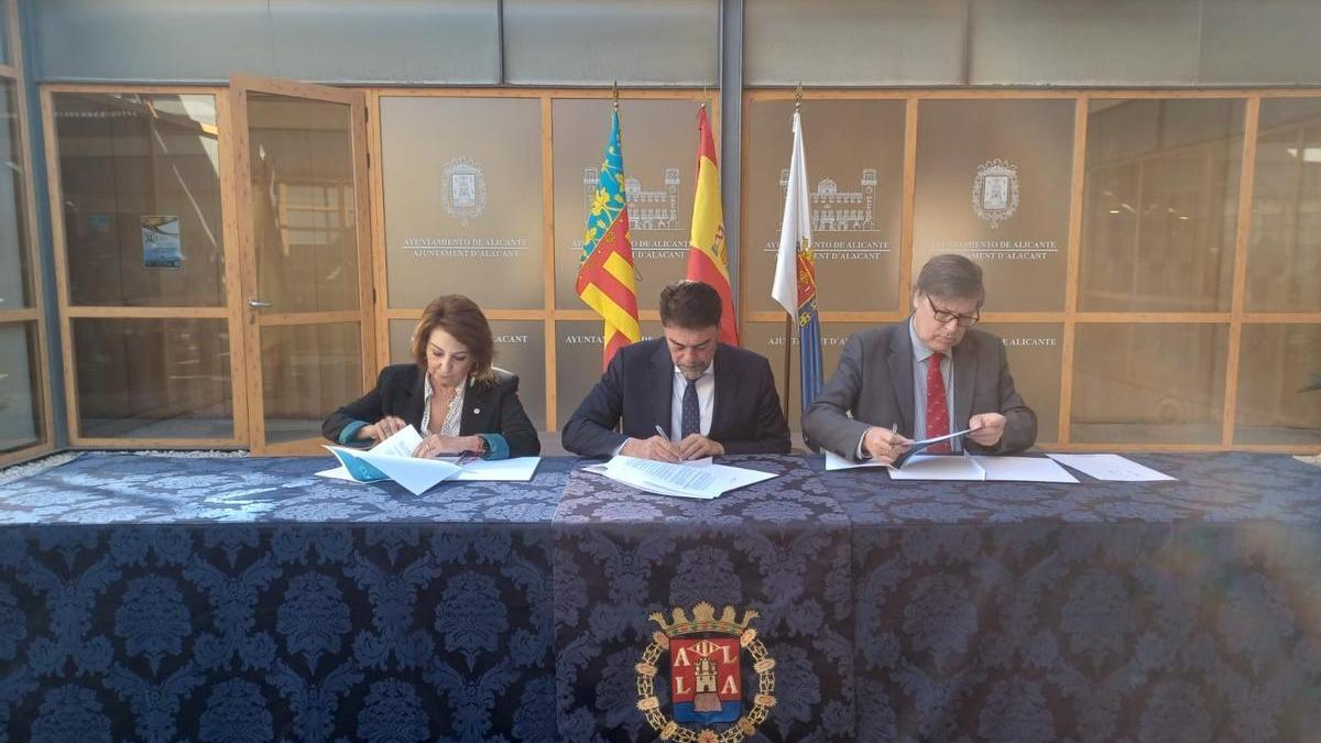 Remedios Alarcón, presidenta de Cruz Roja local; Luis Barcala, alcalde de Alicante; y Javier Díez, director general de Aguas de Alicante.