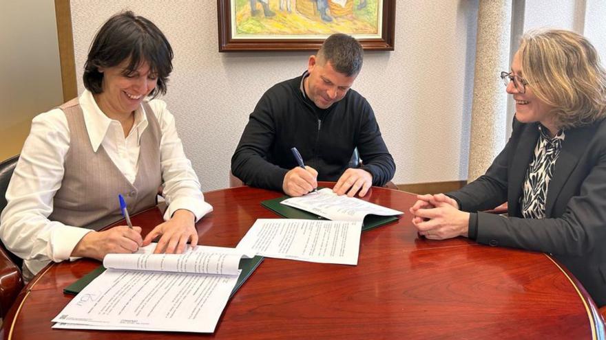 Firma del patrocinio del Concello a Christian Costoya.  | // CEDIDA