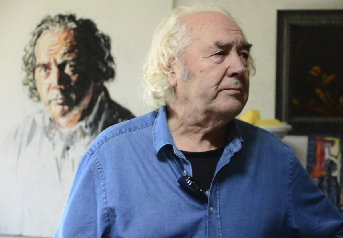 Barreiro, en el exterior de su hogar-estudio de Cela, en Bueu.