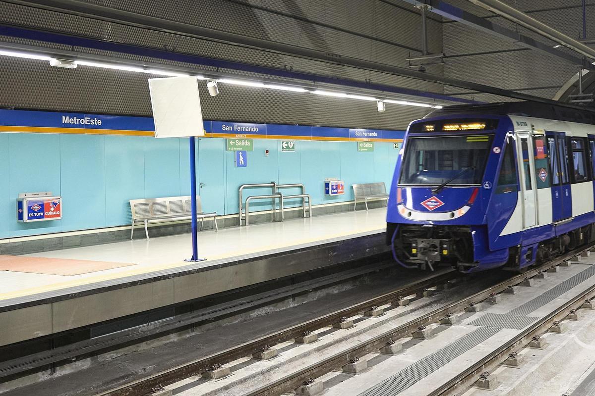 Interior de la estación de San Fernando tras la reapertura total de la línea 7B de Metro.