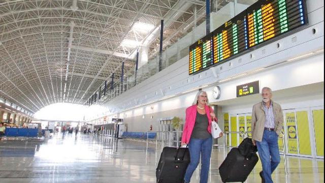 Imagen de archivo de dos turistas en el aeropuerto de Fuerteventura.