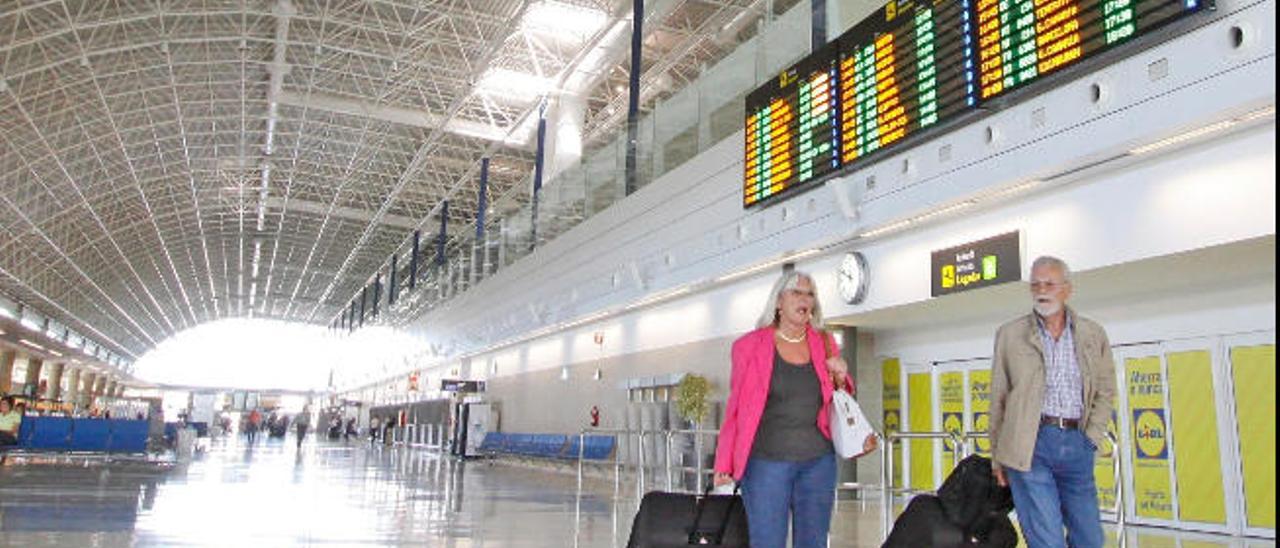 Imagen de archivo de dos turistas en el aeropuerto de Fuerteventura.