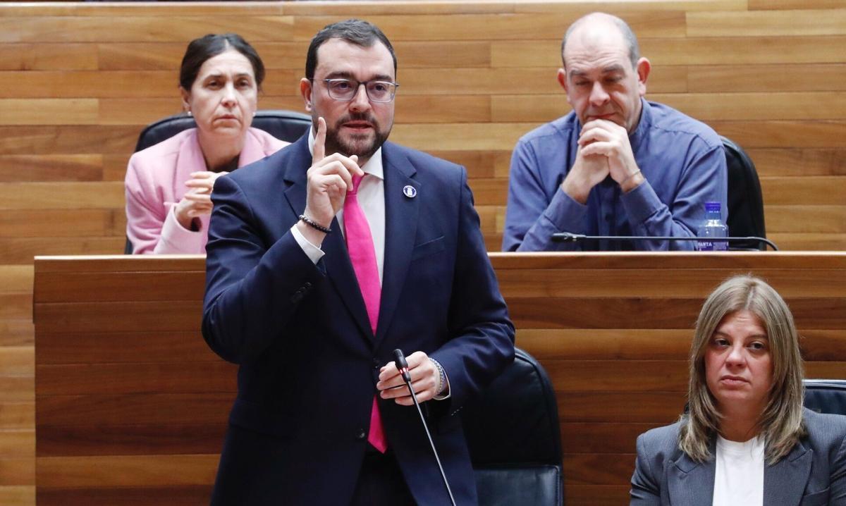 Adrián Barbón durante su intervención en un Pleno.