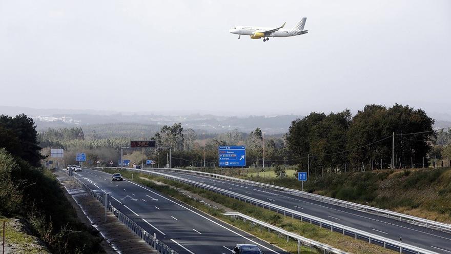 O PSOE de Santiago insta a negociar novas rutas desde o aeroporto Rosalía de Castro