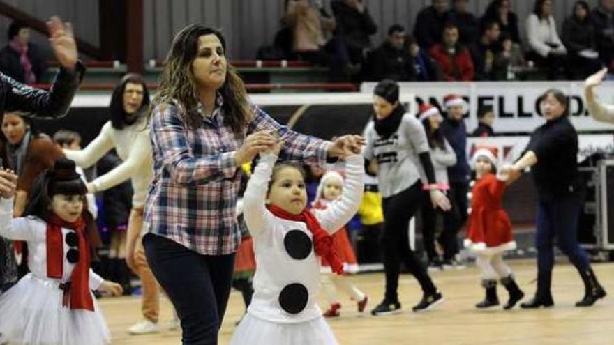 Padres e hijos disfrutaron de una divertida tarde de juegos en el festival benéfico. // Bernabé / Javier Lalín