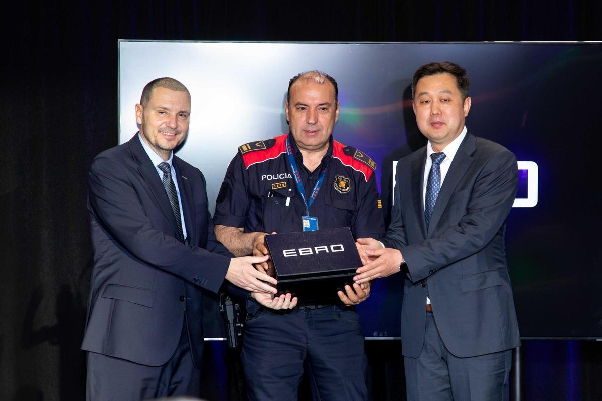 De izquierda a derecha: Rafael Ruiz, presidente de Ebro EV Motors; Josep Saumell, Subjefe de la Comisaría Superior Técnica de Mossos d’Esquadra; y Johnson Xu, director ejecutivo del consejo de administración de Ebro, durante la entrega de los seis Ebro S700 PHEV a los Mossos d'Esquadra.