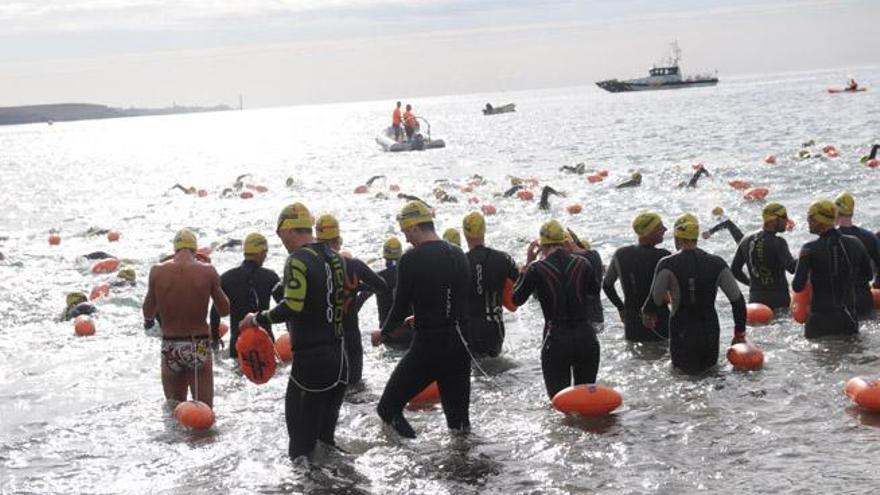 Más de 200 nadadores participan en la Rider T-Classics en Las Canteras