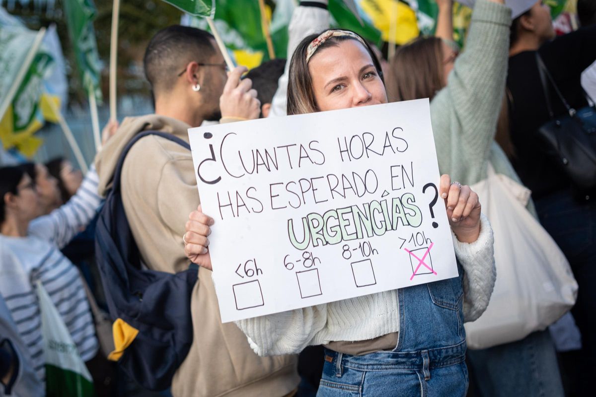 Una sanitaria durante las manifestaciones para denunciar el colapso de las urgencias en el HUC.