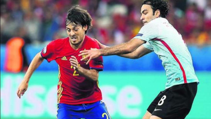 El grancanario David Silva controla el esférico, con la presión de Inan, ayer, en el Allianz Riviera de Niza.