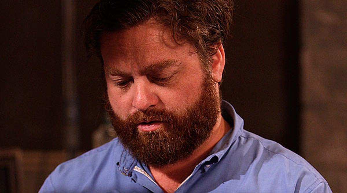 Zach Galifianakis es fuma un porro a la televisió