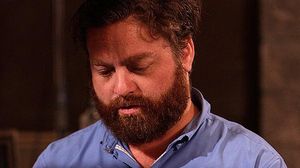 Zach Galifianakis es fuma un porro a la televisió.