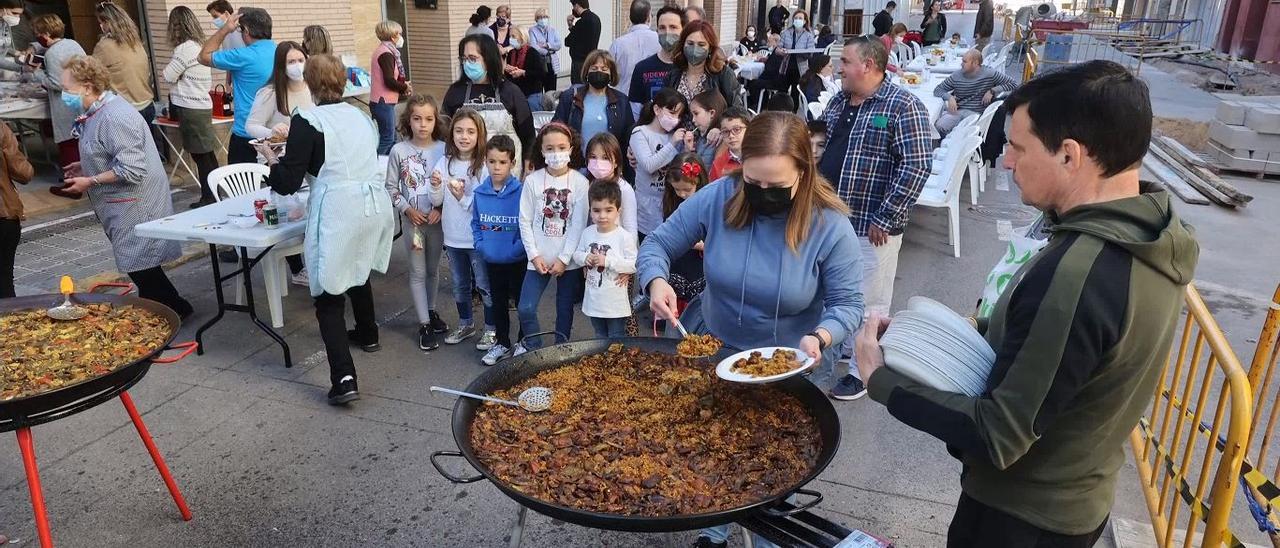 Grandes y pequeños disfrutaron de un domingo de hermandad al aire libre con un buen plato de paella.