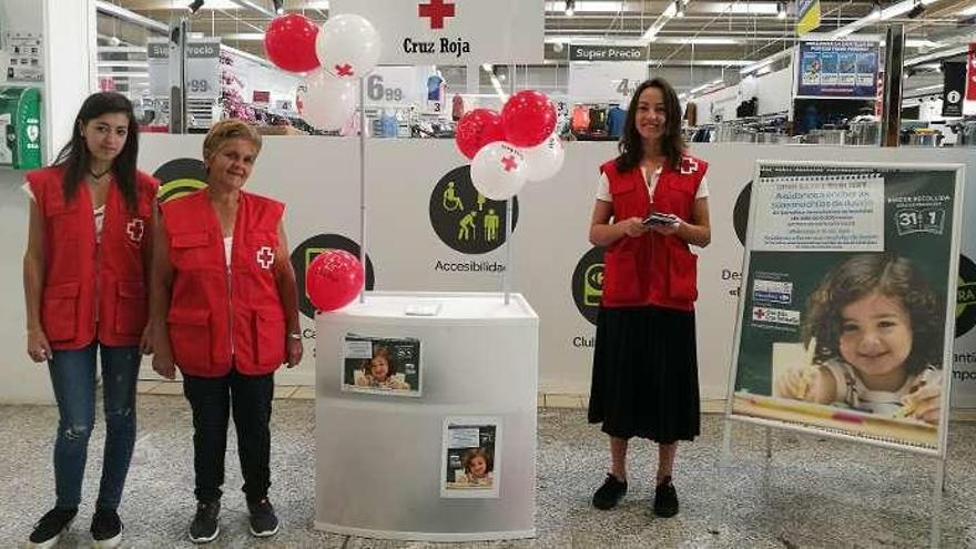 Tres mujeres voluntarias de Cruz Roja, en el puesto del centro comercial Carrefour en el que recogieron todo el material donado por los clientes.