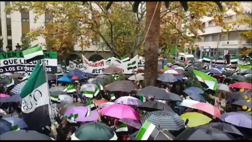 El himno de Extremadura suena al final de la manifestación por un tren digno