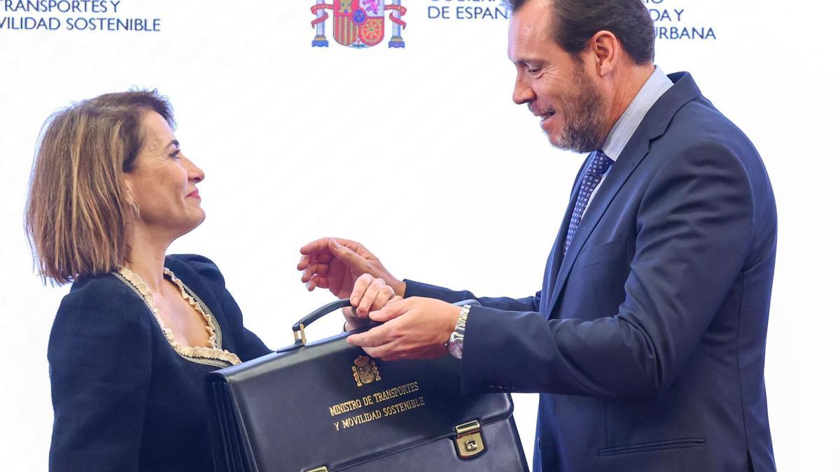 Raquel Sánchez entrega la cartera de Transportes a Óscar Puente.