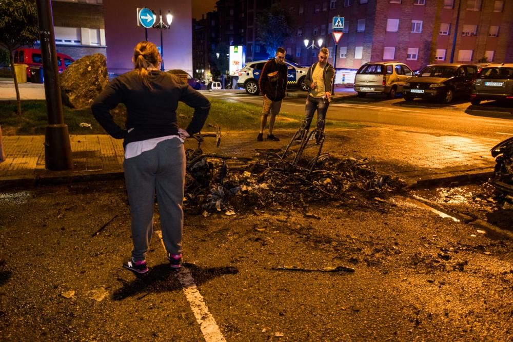 Un incendio calcina varios coches en el Campillín