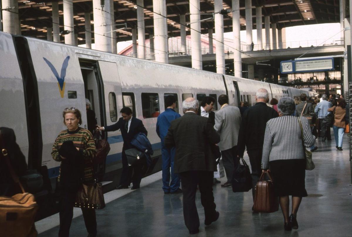 El 21 de Abril de 1992 comenzó a circular el AVE entre Madrid y Sevilla