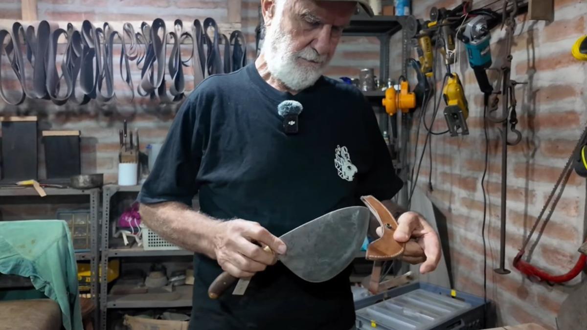 Uno de sus pasatiempos favoritos es reciclar chatarra para elaborar con sus propias manos cuchillos.