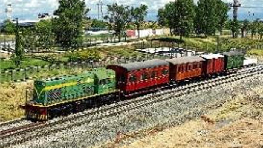 Una imatge del tren inaugural que farà el recorregut altempordanès.