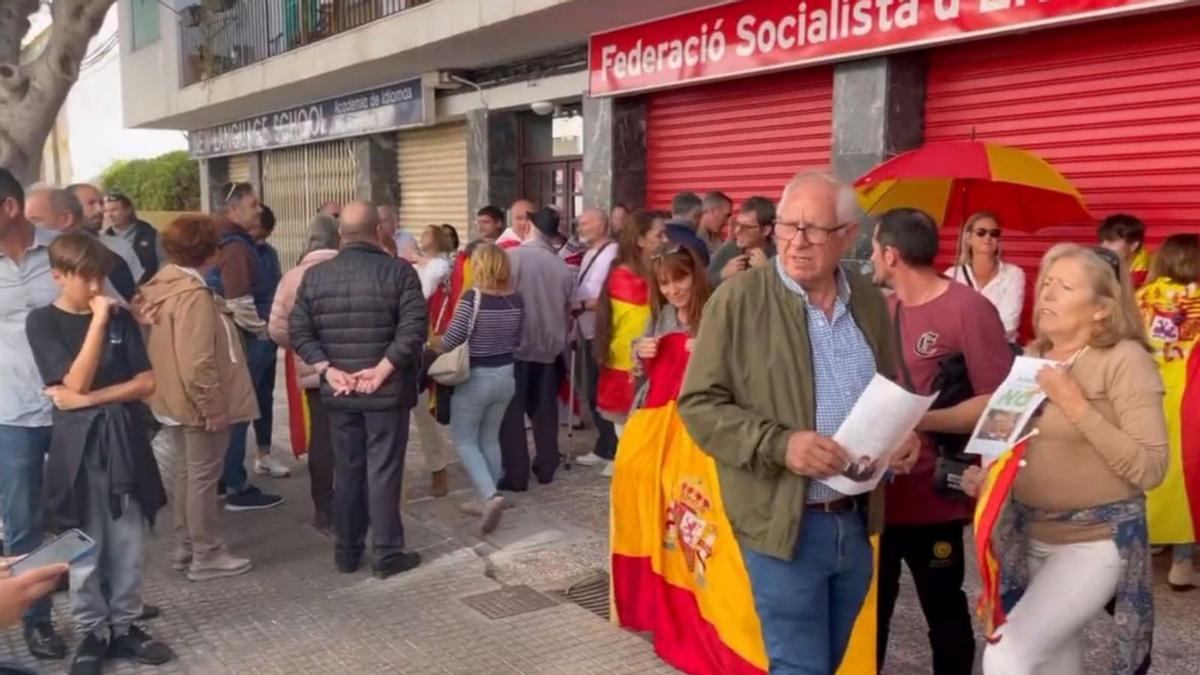 Unas 300 personas protestan frente a la sede del PSOE de Vila contra la ...