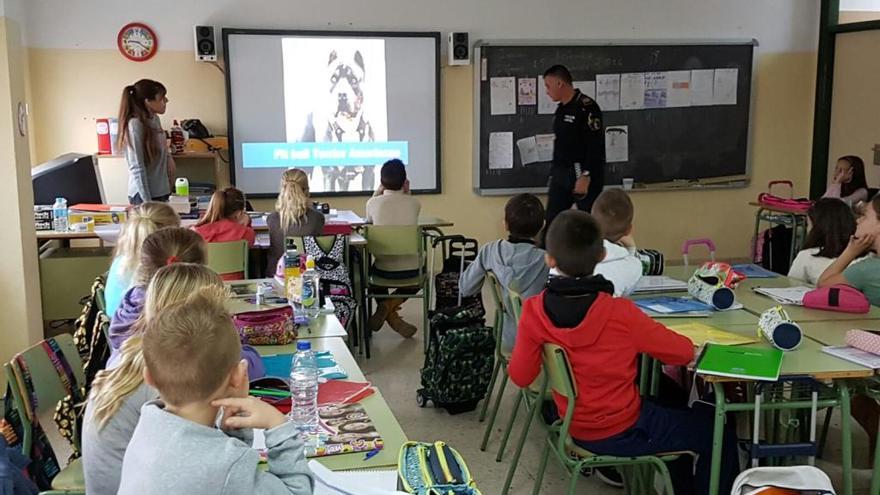 Una de las charlas que ha realizado la Policía Local en el colegio