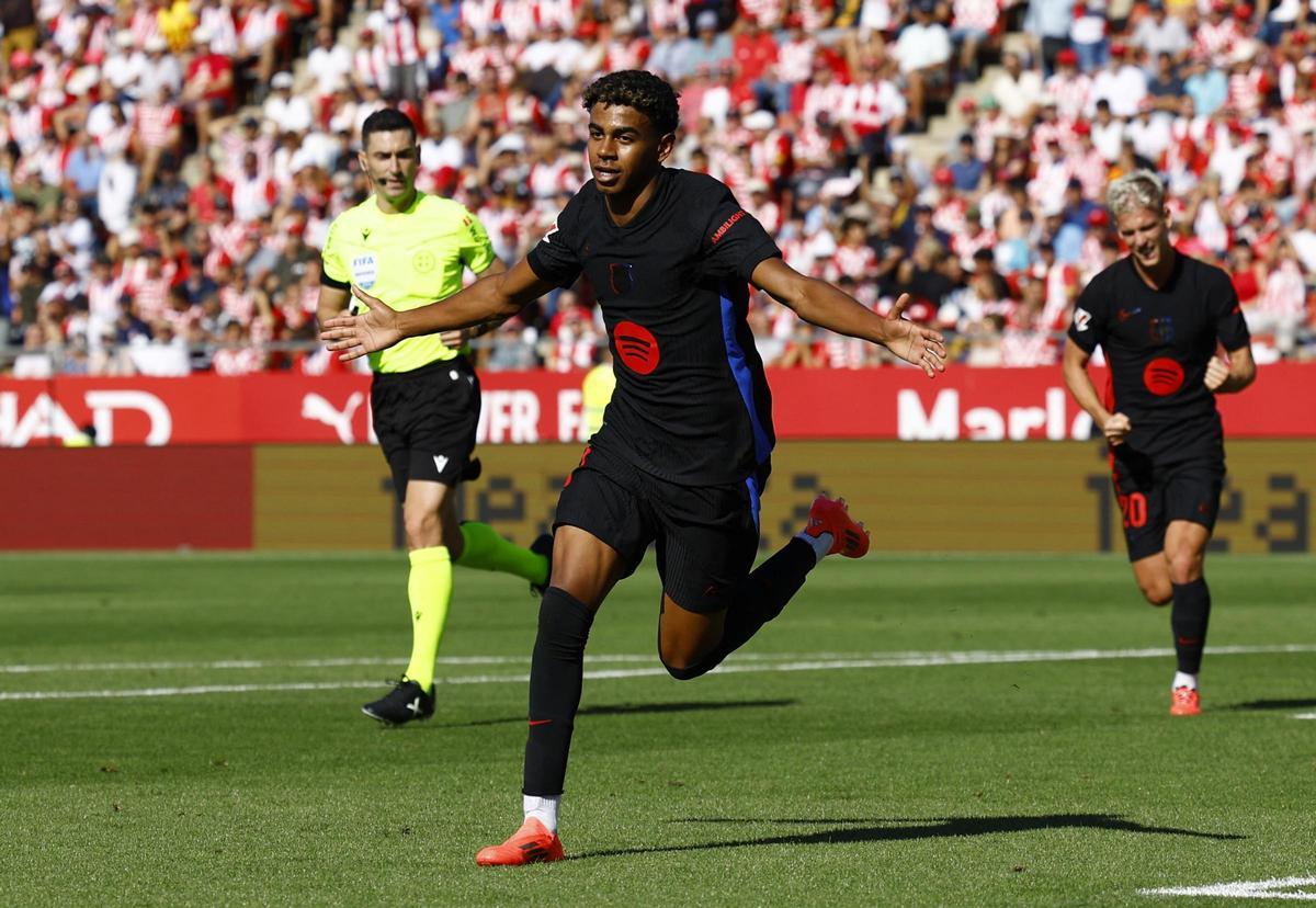 Lamine Yamal celebra uno de sus goles en Girona.