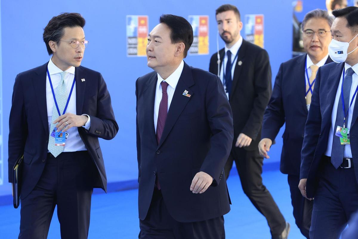 MADRID, 30/06/2022.- El presidente de Corea del Sur, Yoon Suk-Yeo, a su llegada a la segunda jornada de la cumbre de la OTAN que se celebra este jueves en el recinto de Ifema, en Madrid. EFE/ Zipi