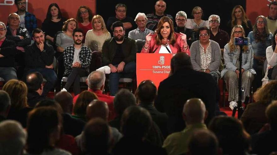 Susana Díaz, ayer, en el auditorio de A Coruña, arropada por los militantes. // Faro