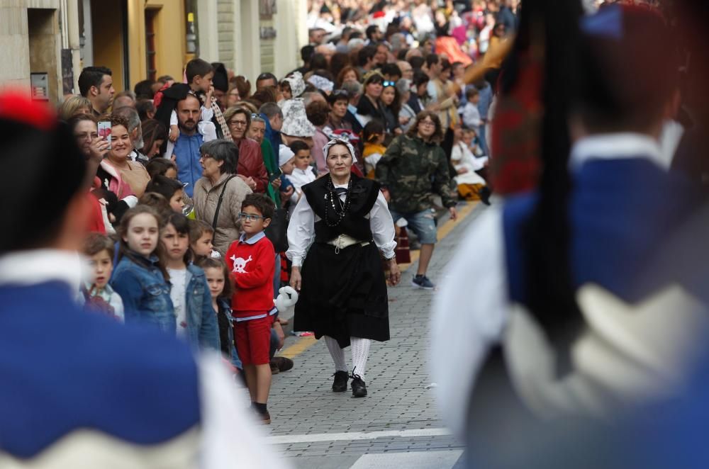 Desfile de grupos folclóricos en los Güevos Pintos 2017