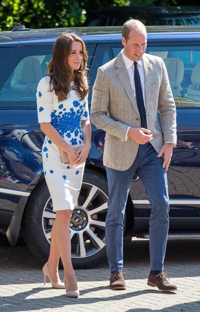 Kate Middleton con vestido estampado azul junto a Guillermo