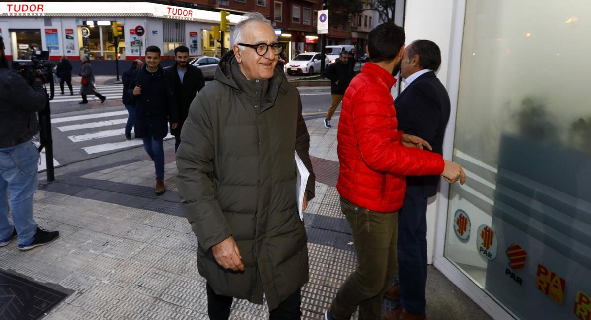 Clemente Sánchez-Garnica entrando a la sede del partido en la última comisión Ejecutiva extraordinaria.