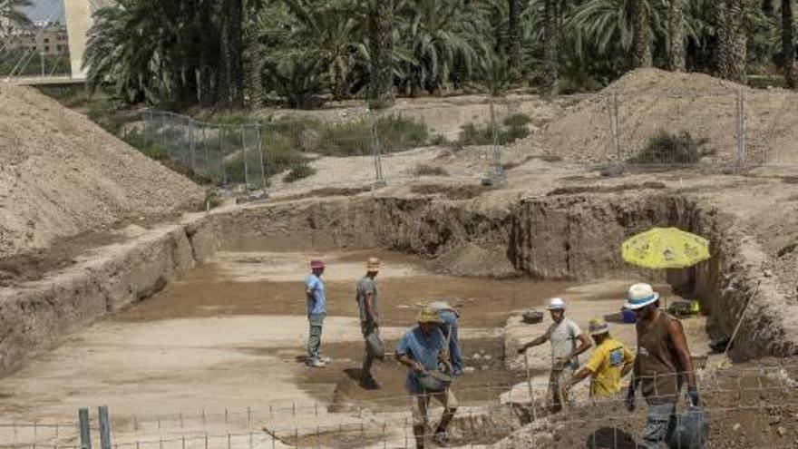 Las excavaciones previas para urbanizar el E-16, en Portes Encarnades, ayer.