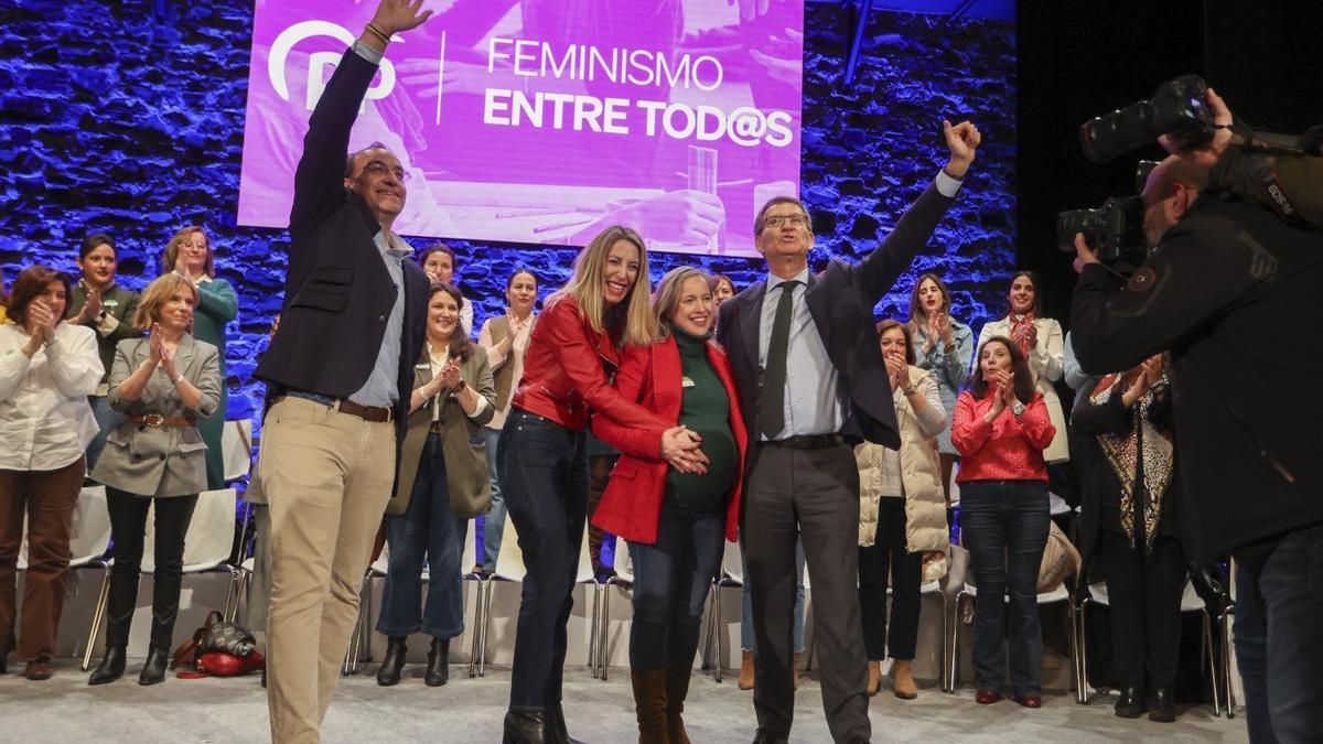 El presidente del Partido Popular, Alberto Núñez Feijóo, clausura un acto en defensa de la igualdad junto a la presidenta del PP de Extremadura, María Guardiola.